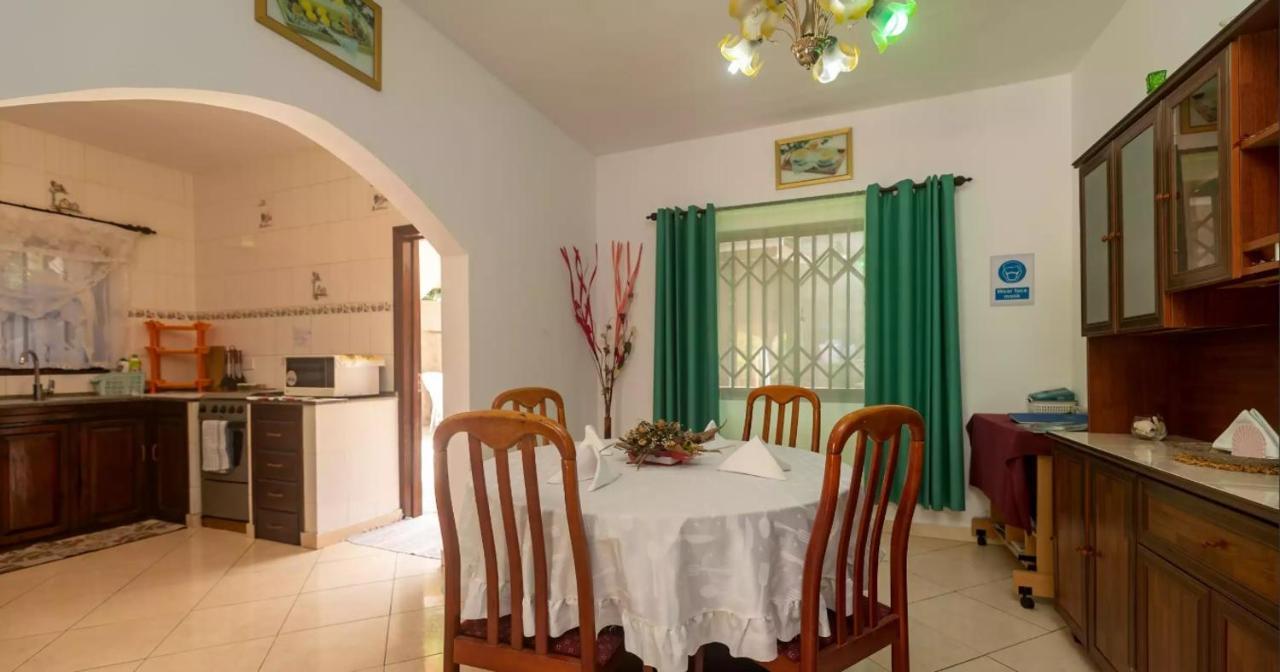 Chez Benoit Self Catering Appartement Victoria Buitenkant foto