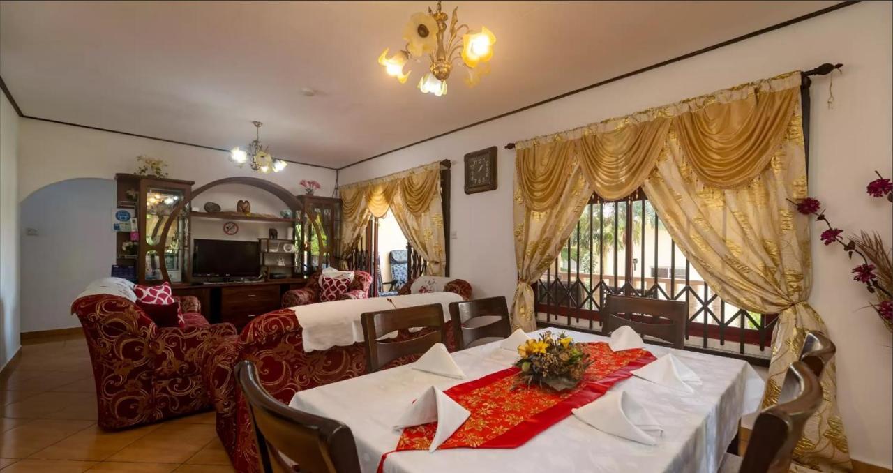 Chez Benoit Self Catering Appartement Victoria Buitenkant foto
